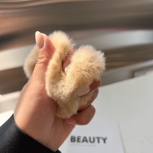 Llavero de piel auténtica de conejo rex con forma de corazón - exquisito <span class=keywords><strong>y</strong></span> esponjoso, para mujer - accesorio premium para llaves de coche - Product Image 2