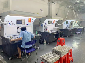 Spilla in Metallo Smaltato 'Tutto Va Bene, Io Sto Bene, Tutto Va Bene', Cane Umoristico Circondato da Squali, Distintivo da Bavero, Gioiello Regalo - Product Image 5