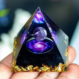 Figurine pyramidale artistique en résine d'améthyste à polymérisation à chaud - Ornement unique en cristal pour la décoration des chakras, pour la maison et le bureau - Product Image 2