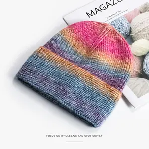 Вязаные шапетки с градиентной цветовой гаммой