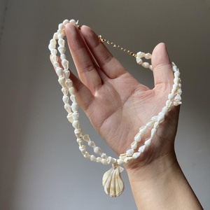 Collier Pendentif Luxe en Alliage Fleur Camélia et Perles pour <span class=keywords><strong>Femme</strong></span>, Chaîne Longue Sportive pour <span class=keywords><strong>Pull</strong></span>, Bijoux Haut de Gamme - Product Image 6