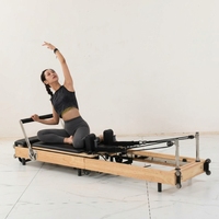 Reformer de Pilates pliable portable avec cadre en bois de chêne, gain de place, barre de repose-pieds réglable, planche de saut pour la maison, le studio et la salle de sport
