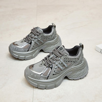 Chaussures de sport décontractées pour femmes, de haute qualité, avec logo personnalisé, style plateforme à semelle épaisse, pour un confort de marche optimal.