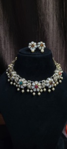 Conjunto de collar de flores Jadau de Hyderabad con piedras Navratan y gotas de perlas. - Product Image 2