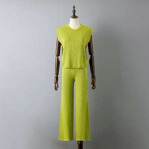 Tenues <span class=keywords><strong>tricot</strong></span>ées <span class=keywords><strong>sans</strong></span> manches pour femmes taille libre en gros décontracté 2 pièces ensemble col rond brodé <span class=keywords><strong>pull</strong></span> pantalon motif été - Product Image 4