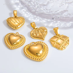 Sueño Dorado de Verano |   Colgante de Estrella de Mar y Sol en Acero Inoxidable con Baño de Oro PVD de 18K |   Colgante de Estrella de Mar, Concha, Caballito de Mar y Delfín - Product Image 6