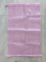 Gele, groene en rode zakken voor kabuto's, raffia zakken voor uien, raffia zakken voor paarse aardappelen