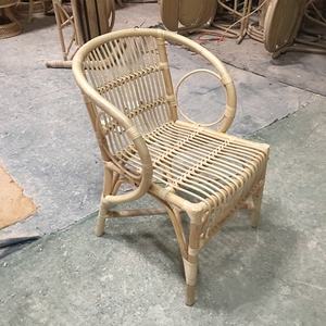 Chaises en rotin naturel nouvellement conçues dans la salle de loisirs du jardin - Product Image 1