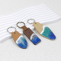 Porte-clés en bois personnalisé, résine coulée à la main, motif vague marine, support de clés créatif en forme de planche de surf, texte personnalisé, souvenir, accessoire pour clés