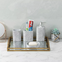 Juego de Baño de Resina Gris con Flores Talladas Personalizadas, Fabricante OEM de Poliresina, Kit Moderno de 4 Piezas con Dispensador de Jabón para Compradores de Hoteles