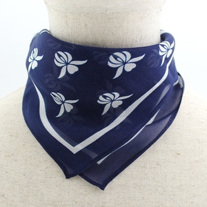 Vente en gros <span class=keywords><strong>bleu</strong></span> <span class=keywords><strong>marine</strong></span> blanc 100% mousseline <span class=keywords><strong>de</strong></span> <span class=keywords><strong>soie</strong></span> fille sac Bandanas fleur <span class=keywords><strong>carré</strong></span> impression personnalisé foulard foulard <span class=keywords><strong>soie</strong></span> pour les femmes - Product Image 6