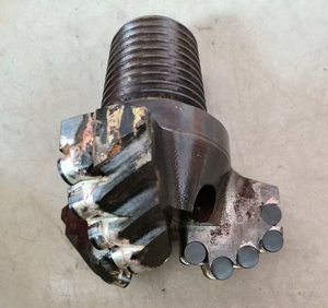 ดอกสว่านเจาะหินสเตนเลสแบบขึ้นรูป 3 ใบมีด ขนาด 153 มม. ยี่ห้อ TERUIFEIKE พร้อมหัวตัด PDC ขนาด 8 มม. สำหรับงานขุดเจาะแร่ประสิทธิภาพสูง - Product Image 4