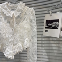 Chemise blanche pour filles avec broderie en dentelle et tulle, col à volants et fermeture à un bouton pour le printemps 2025.