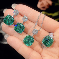 Ensemble de bijoux élégant en CZ vert taille coussin pour femme, comprenant un grand pendentif vert Paraiba, un collier, des boucles d'oreilles et une bague ouverte, idéal pour les fêtes