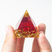 Ornements en résine en forme de pyramide avec gravier de cristal naturel en gros : artisanat en cristal d'améthyste, de quartz rose et de citrine