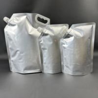 Feuille d'aluminium personnalisée à usage flexible pochette à bec debout avec poignée en plastique boissons café eau boissons sacs de remplissage chauds