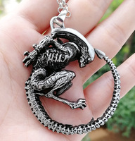 Collier gothique cool pour homme avec pendentif Alien Queen de l'Alien Predator de la série War for the Planet of the Apes