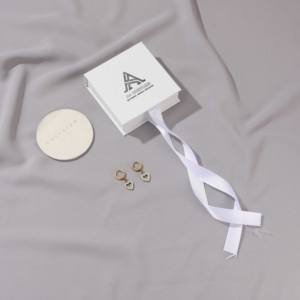 Caja de Joyería de Papel con Diseño Cuadrado de Lujo, Cierre Magnético, Cintas y Color Personalizado para Joyas Nuevas - Product Image 6