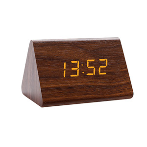 Horloges de table modernes à commande vocale, horloge numérique triangulaire personnalisée en bois avec écran LED, horloge de chevet pour la maison, fabriquée par le fabricant - Product Image 1