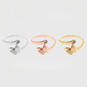 Delicato Set di Gioielli Vintage per Donne: Collana con Ciondolo a <span class=keywords><strong>Farfalla</strong></span> in Acciaio Inossidabile Placcato Oro 18K, <span class=keywords><strong>Anello</strong></span> e Orecchini con Catena - Product Image 3