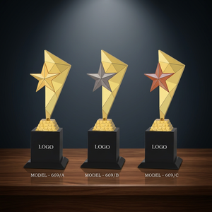 Trofeo Estrella Metálico Elegante, Base Piramidal Chapada en Oro, Grabado, Modelo Portátil 669, Premio para Deportes y Juegos - Product Image 1
