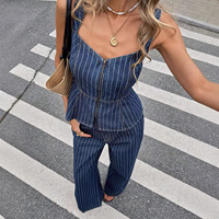 Le nouveau ensemble haut rayé bleu foncé et pantalon en jean pour femme est idéal pour un usage professionnel.
