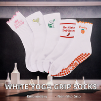 Conception personnalisée Chaussettes de yoga en coton pour femmes Chaussettes Pilates à volants antidérapantes Couronne brodée Couleur blanche Longueur d'équipage Quotidien