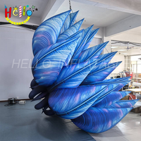 Magnifique lotus bleu géant gonflable avec des pétales dégradés vibrants et un design artistique saisissant.