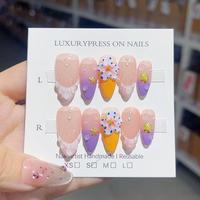 Juego de uñas postizas cortas de verano de alta calidad, de almendra Gel hecho a mano, tallado de flores en 3D, Color rubor, tamaño mediano, prensa en las uñas