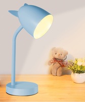 Lampe de table LED portable moderne au design simpliste avec corps en fer et abat-jour en métal alimentation cc sans fil emballé sur mesure
