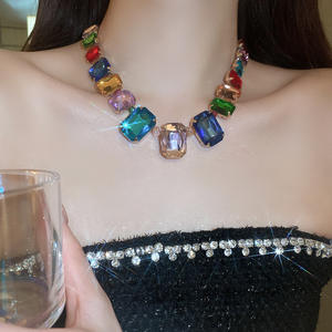 قلادة للنساء والفتيات بالجملة قلادة فاخرة ملونة مربعة من حجر الراين - Product Image 4