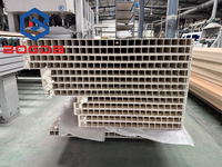 Ligne de production d'extrusion de panneaux de porte WPC, extrudeuse bivis pour la fabrication de panneaux de porte creux en composite bois-plastique PVC