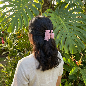 Pinzas para el Cabello Lumiara Artisan de 9cm con Diseño Hawaiano - Estilo Tropical con Patrón Palaka - Product Image 4