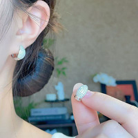 Orecchini a lobo con diamanti a mezzaluna in oro bianco 18K, con diamanti da laboratorio, orecchini raffinati, orecchini a polsino, orecchini alla moda