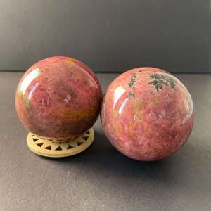 Esfera Decorativa de Rodonita, Bola de Piedra Preciosa Natural Pulida con un Rico Color Rosa y Vetas Negras Naturalmente Formadas - Product Image 2