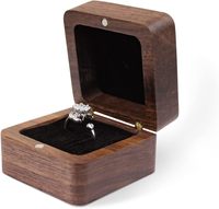 Boîte à bagues moderne en bois de noyer Ensemble de rangement de bijoux de mariage de qualité supérieure Décoration gravée Vente à chaud Emballage d'affichage de cadeaux d'amour Coffre-fort