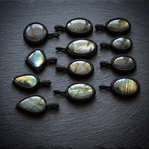 Pendentifs unisexes en argent de style classique, sertis de cabochons en agate et labradorite mélangées, bijoux en pierre naturelle - Product Image 3