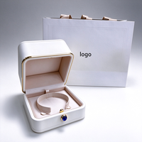 Coffret Cadeau de Bijoux en Faux Daim Carré avec Boîtes pour Bagues, Bracelets, Pendentifs et Colliers, Sac, Carte et Certificat Inclus