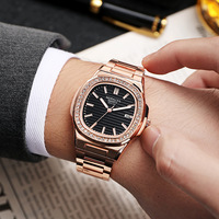 Montre Homme à Quartz 38mm avec Bracelet en Acier, Élégante et Lumineuse, Ornée de Diamants, Cadran Carré, Fermoir Papillon