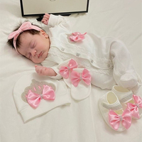 Ensemble 4 pièces 'Take Me Home' pour femme enceinte de 39 semaines : Combinaison, couverture pour bébé, bonnet, moufles, chaussures et parure de bijoux couronne royale pour photographie
