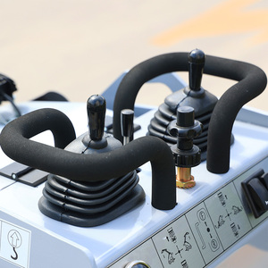 Mini-chargeuse compacte sur chenilles CE EPA 25 CV avec moteur hydraulique et multiples accessoires : godet, fourche à palettes, tarière - Product Image 3