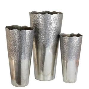 Vase en métal nickelé en aluminium de design moderne, support de vase à fleur fait main en plaqué or mat pour la décoration de la maison - Product Image 6