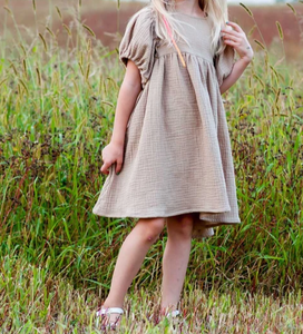 Gaun Musim Panas Anak Perempuan Lucu Berlengan Mengembang Bahan Muslin Warna Beige Gaun Muslin Bohemian Kasual 1 Potong - Product Image 1