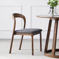 Chaises de salle à manger de restaurant design moderne de luxe avec revêtement en cuir PU, structure en bois massif, pieds en bois et dossier rond