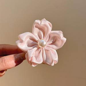 Horquilla para el Cabello con Flores de Cerezo Rosa Dulce y Perlas, Broche Floral Bonito, Accesorio para el Cabello - Product Image 5