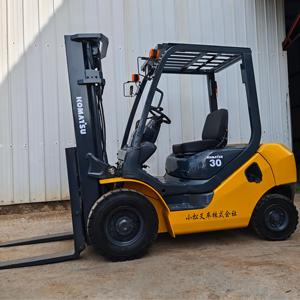 Chariot élévateur diesel Komatsu FD30 d'occasion 3 tonnes certifié avec déplaceur latéral hydraulique et pneus pleins - Prix bas - Product Image 6