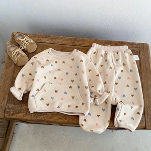 Conjunto de Moletom Infantil de Waffle com Corações para Primavera e Outono, Roupa de Duas Peças Solta com Punhos e Pequenos Corações Coloridos para Bebês - Product Image 4