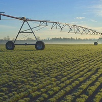 L'usine vend des systèmes d'irrigation par aspersion latérale, des équipements d'arrosage mobiles à faible coût