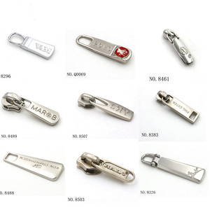 Tirette de <span class=keywords><strong>fermeture</strong></span> <span class=keywords><strong>éclair</strong></span> en métal nickelé mat de qualité, gravée avec le logo de la marque, argentée, 5 unités #   Glissière pour accessoires de sac - Product Image 1