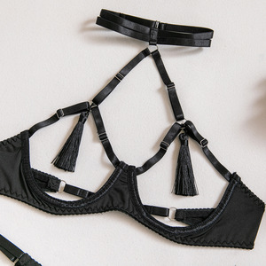 Ensembles de <span class=keywords><strong>lingerie</strong></span> personnalisés pour femmes, marque privée, rouge et noir, sexy, style strip-tease, soutien-gorge à bonnets ouverts, string, anneau de jambe, taille unique, à franges et à découpes - Product Image 5